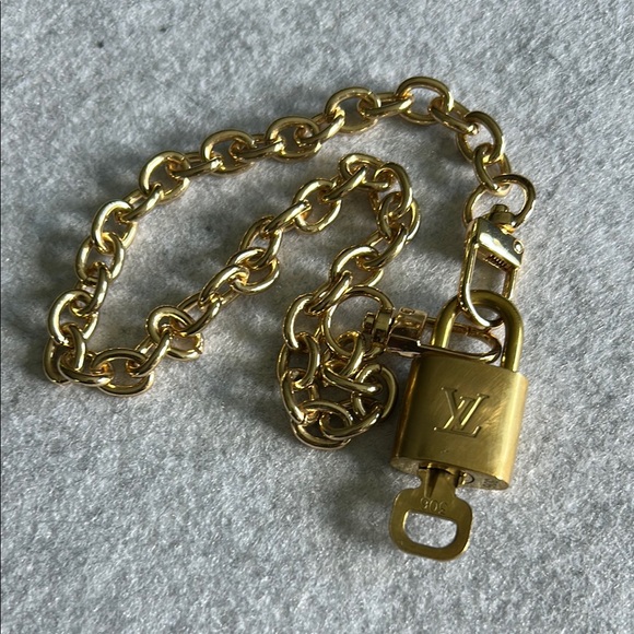 Louis Vuitton Gold Padlock # 306 And Key And Unbranded Chain Necklace - Picture 8 of 11